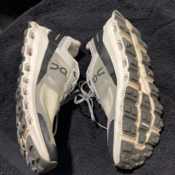 Gently used On cloud running shoes - Picture 2 of 4